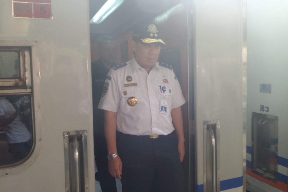 Sekretaris Jenderal Kementerian Perhubungan Sugihardjo saat menijau kesiapan arus balik  Lebaran di Stasiun Senen, Jakarta Pusat, Selasa (27/6/2017)