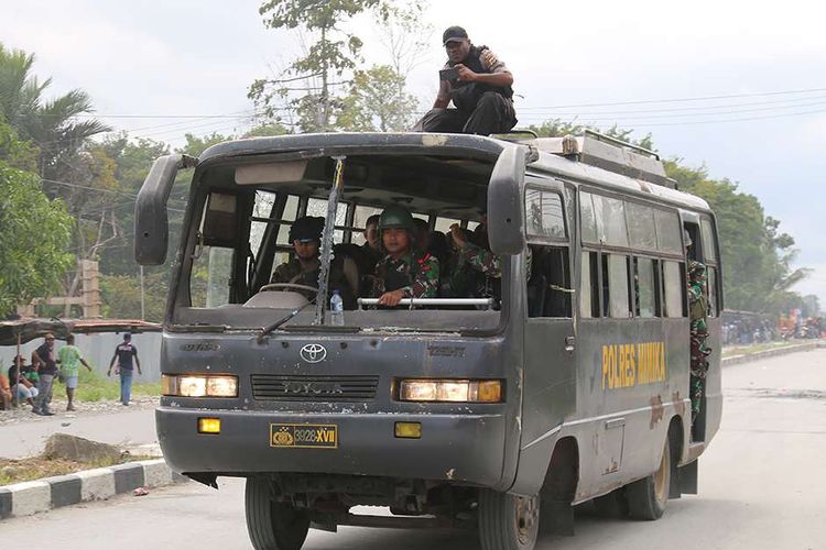 Sejumlah tentara mengendarai kendaraan dengan kaca depan yang pecah akibat kerusuhan yang terjadi di Timika, Papua, Rabu (21/8/2019). Di Papua, aksi protes tindakan rasisme terhadap mahasiswa asal Papua yang terjadi di Surabaya, Jawa Timur, masih berlanjut di sejumlah daerah.