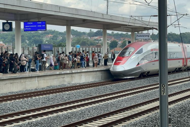 Penumpang Tahan Pintu Whoosh, KCIC Ingatkan Aturan Keselamatan