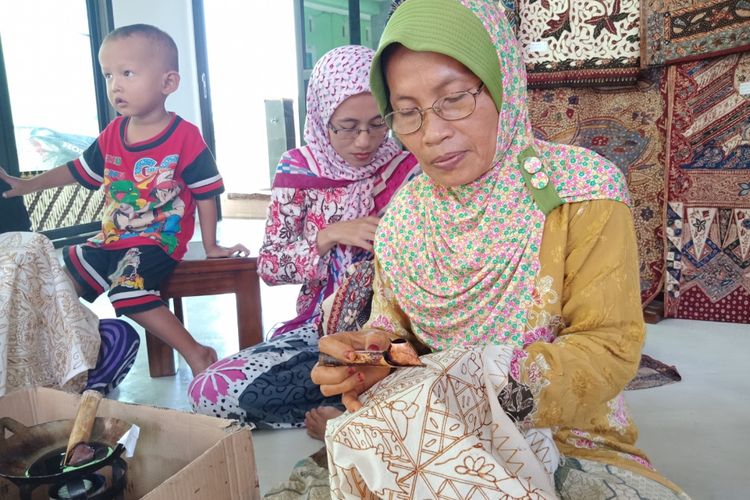 Masyarakat Desa Kalipucang Wetan, Kabupaten Batang, Jawa Tengah  sedang menunjukkan batik khas batik tiga negara, di sentra batik Rifaiyah, Rabu (2/5/2018).