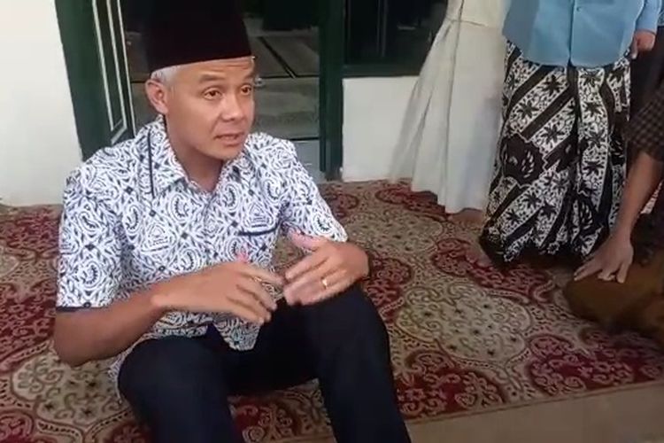 Bacapres Ganjar Pranowo usai bertemu KH Ahmad Mustofa Bisri atau Gus Mus di kompleks Pondok Pesantren Raudhatul Thalibin, Kelurahan Leteh, Kecamatan Rembang, Kabupaten Rembang, Jawa Tengah, pada Rabu (3/5/2023).