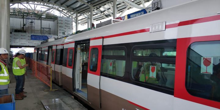 Menteri Perhubungan Budi Karya Sumadi mencoba LRT Kelapa Gading, Jakarta Utara, Minggu (15/7/2018)
