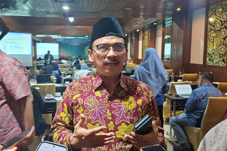 Deputi Bidang Registrasi dan Sertifikat Halal BPJPH Mamat Salamet Burhanudin usai menjadi pemateri pada acara Training of Trainer (ToT) Ekonomi dan Keuangan Syariah bagi Jurnalis se-Jabodetabek di Hotel Sari Pacific, Jakarta, Sabtu (15/11/2025).
