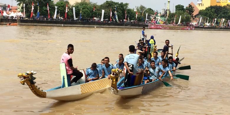 Peserta kompetisi Perahu Naga dalam Festival Cisadane 2016, Tangerang, Minggu (31/7/2016)z