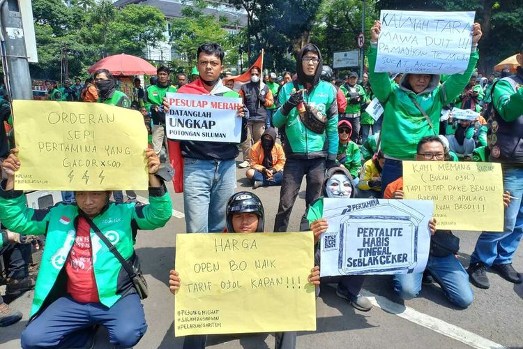 Para Ojek online tengah melakukan aksi demo tolak BBM di Jalan Diponegoro, tepatnya didepan Kantor Pemprov Jabar, Kota Bandung, Jawa Barat, Rabu (22/9/2022).