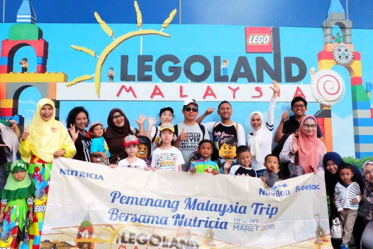 Para pemenang Program Belanja Online Nutricia Sarihusada beserta keluarga berfoto bersama tiga perwakilan dari Nutricia Sarihusada sebelum bermain di Legoland Malaysia, Senin (19/3/2018) lalu. Trip secara keseluruhan sendiri berlangsung selama tiga hari, tepatnya pada 18-20 Maret 2018.