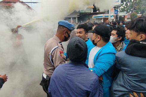 Demo Mahasiswa Kritisi RKUHP Ricuh, Polisi Semprotkan Apar Bubarkan Bentrokan