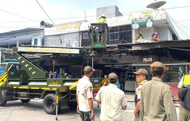 Satuan Polisi Pamong Praja (Sat Pol PP) Jakarta Utara membongkar ruko di Jalan Niaga, Blok Z4 Utara, RT 011/RW 03, Pluit, Penjaringan, Jakarta Utara pada Rabu (24/5/2023).