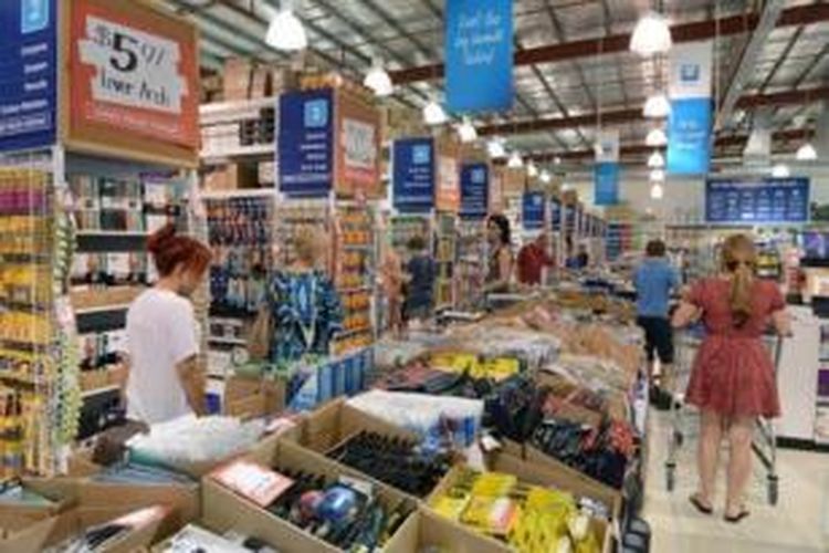 Suasana di dalam toko buku Officeworks di kota Wollongong, Australia.