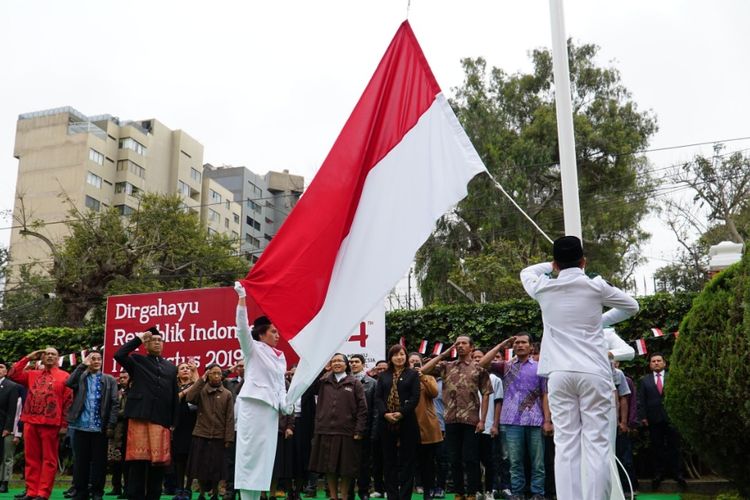 Suasana upacara pengibaran bendera di KBRI Lima, Peru, dalam rangka memperingati HUT RI yang ke-74 pada Sabtu (17/8/2019).