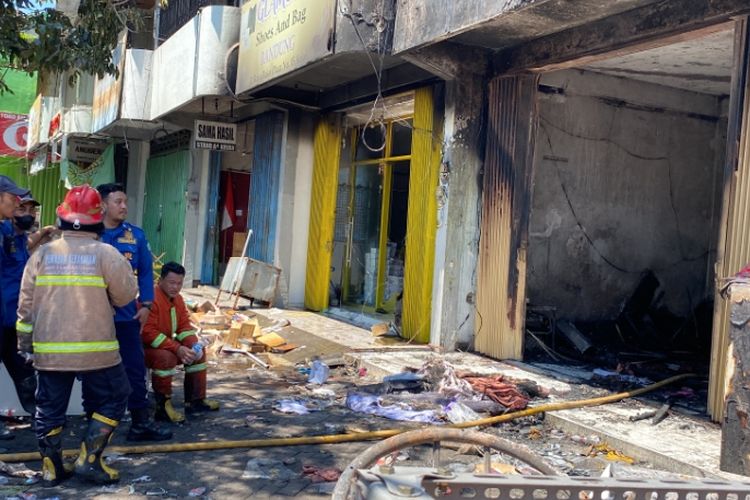 Petugas pemadam kebakaran saat pembasahan Pasar Krian Lama, Sidoarjo, yang terbakar, Selasa (20/8/2024).