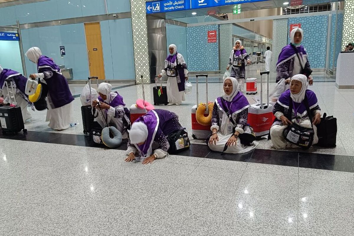Jemaah Haji kloter 5 Embarkasi Makassar sujud syukur saat tiba di Bandara Amir Mohammad bin Abdul Aziz (Madinah) pada Kamis (16/5/2024) pukul 03.51 Waktu Arab Saudi atau Pukul 08.51 Wita.