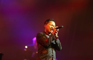Sandhy Sondoro saat tampil dalam konser David Foster di Dyandra Convention Center, Surabaya, Jawa Timur, Rabu Kamis (22/03/2018). Konser bertajuk Hitman David Foster And Friends ini menggandeng sejumlah penyanyi Internasional dan Indonesia yaitu Brian McKnight, Anggun, Yura Yunita, Sandhy Sandoro dan Dira Sugandi.
