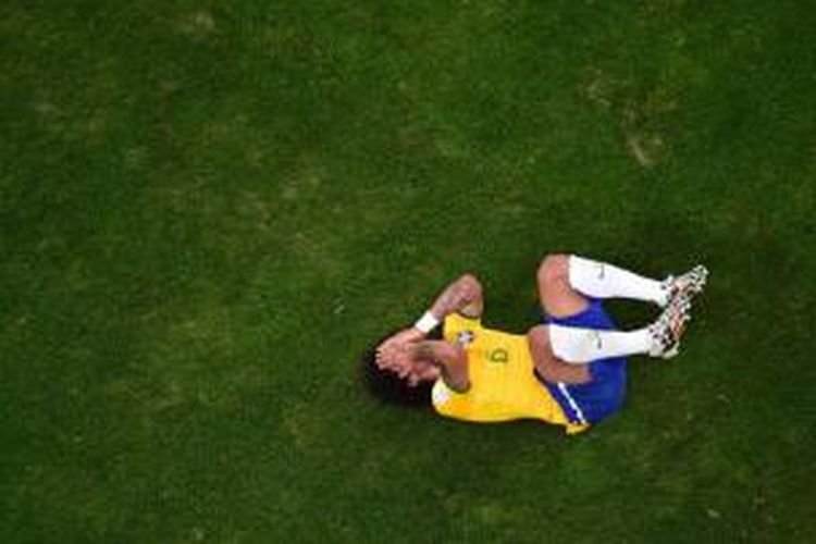 Pemain Brasil Marcelo bereaksi saat laga semifinal melawan Jerman di Mineirao Stadium, Belo Horizonte, 8 Juli 2014. Brasil harus mengakui keunggulan Jerman dengan skor akhir 7-1.