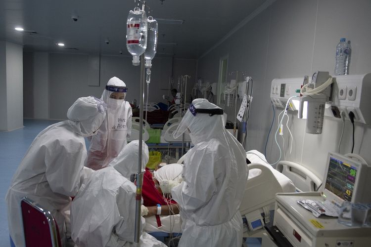 A number of health workers attend to a Covid-19 patient at the Covid-19 Emergency Hospital (RSDC), Wisma Atlet, Kemayoran, Jakarta, Wednesday (5/5/2021).