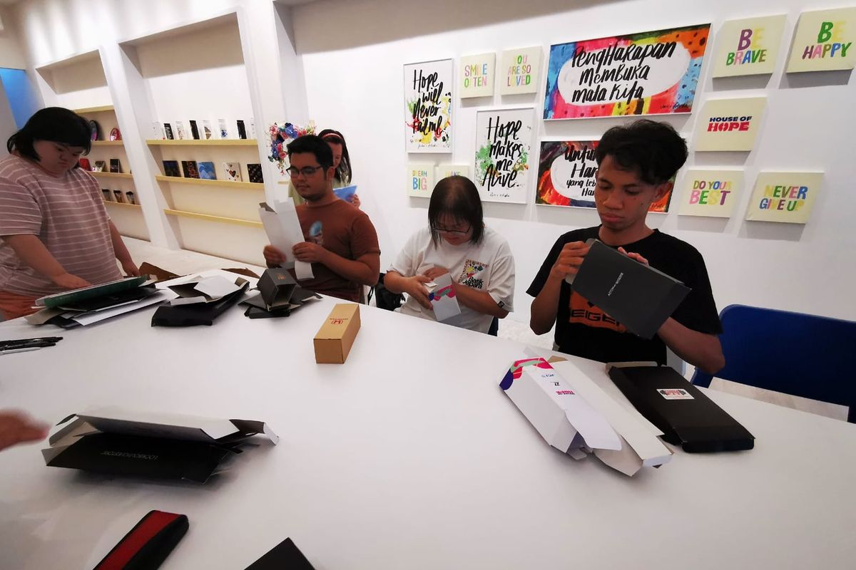 Anak-anak muda di House of Hope tengah menyusun box.