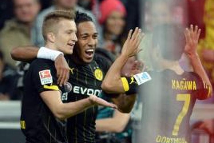 Gelandang Borussia Dortmund, Marco Reues, merayakan golnya dengan rekannya seusai mencetak gol ke gawang Bayern Muenchen, Sabtu (1/11/2014). 