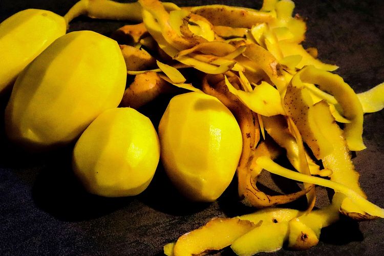 Ilustrasi kulit kentang. Kulit kentang dapat dimanfaatkan untuk membuat kompos.