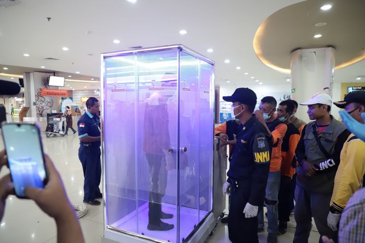 Pemerintah Kota Surabaya memasang dua bilik sterilisasi di terminal domestik dan terminal internasional Bandar Udara Juanda, Sidoarjo, Jawa Timur, Minggu (22/3/2020).