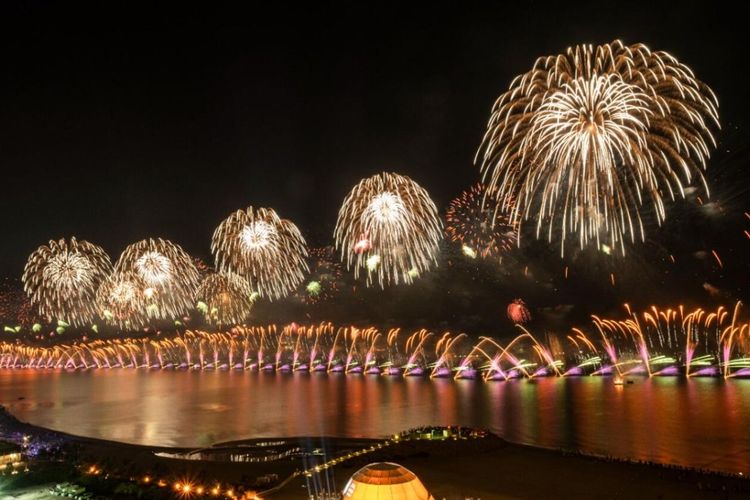 Pertunjukkan kembang api di Ras al-Khaimah, Uni Emirates Arab (UEA), saat meyambut perayaan tahun baru 2023