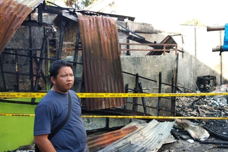 Puing bangunan yang terbakar di kompleks Pasar Wage Purwokerto, Kabupaten Banyumas, Jawa Tengah, Jumat (23/8/2019).