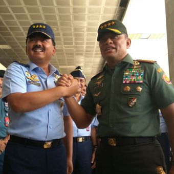 Kepala Staf Angakatan Udara (KSAU) Marsekal Hadi Tjahjanto (kiri) dan Panglima TNI Jenderal Gatot Nurmantyo jelang fit and proper test calon Panglima TNI di Komisi I DPR, Kompleks Parlemen, Senayan, Jakarta, Rabu (6/12/2017).