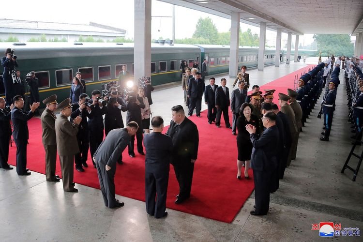 Pemimpin Tertinggi Korea Utara Kim Jong Un (tengah) saat berpamitan untuk berangkat dari Pyongyang menaiki kereta api ke Moskwa, Rusia. Foto yang diambil pada Minggu (10/9/2023) ini dirilis oleh kantor berita Pemerintah Korut KCNA pada Selasa (12/9/2023).