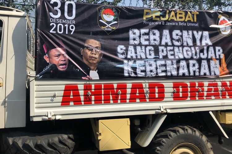 Mobil pick up yang disiapkan relawan untuk konvoi menyambut kebebasan Ahmad Dhani dari LP Cipinang, Jakarta Timur, Senin (30/12/2019).