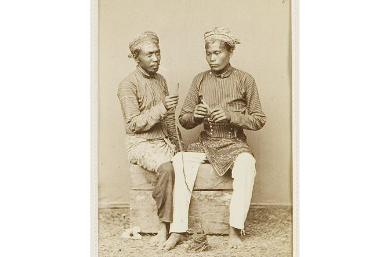 Foto 2 orang Pribumi Jawa sedang merokok tahun 1870