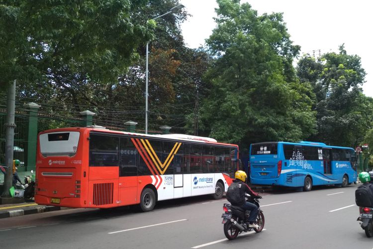 Bus Pengumpan Transjakarta yang Ngetem di Kawasan Stasiun Palmerah
