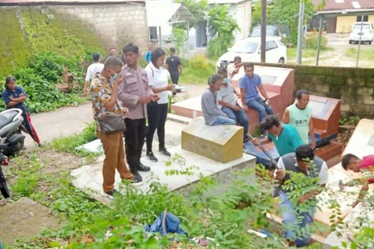 Makam bayi tanpa kaki, dibongkar oleh polisi dan warga, untuk dibawa ke Rumah Sakit Bhayangkara Kupang, guna diotopsi