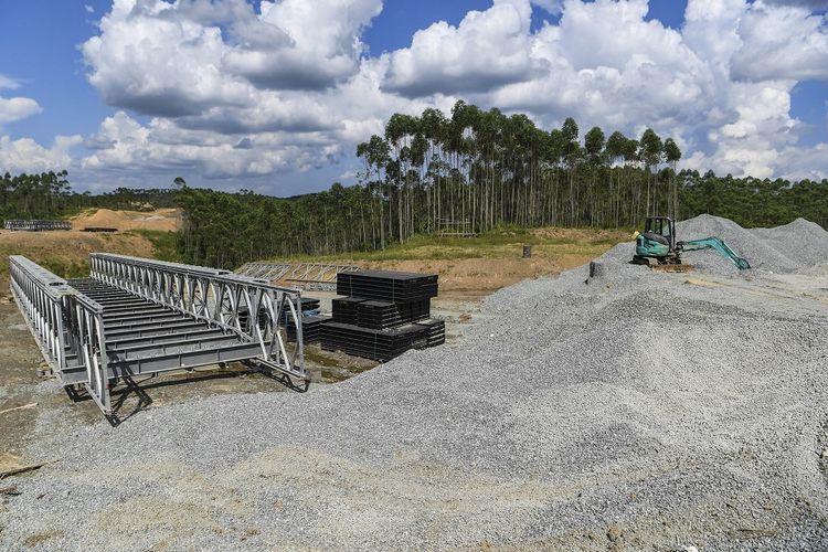 Alat berat beroperasi membangun jalur logistik di lahan hutan tanaman industri yang akan menjadi Kawasan Inti Pusat Pemerintahan  Ibu Kota Negara (IKN) Nusantara di Kecamatan Sepaku, Penajam Paser Utara, Kalimantan Timur, Selasa (15/3/2022). Kawasan Inti Pusat Pemerintahan IKN Nusantara seluas 6.671 hektare itu rencananya akan terbagi menjadi tiga klaster, yaitu klaster kawasan inti pemerintahan, klaster pendidikan, dan klaster kesehatan. ANTARA FOTO/Hafidz Mubarak A/nym.