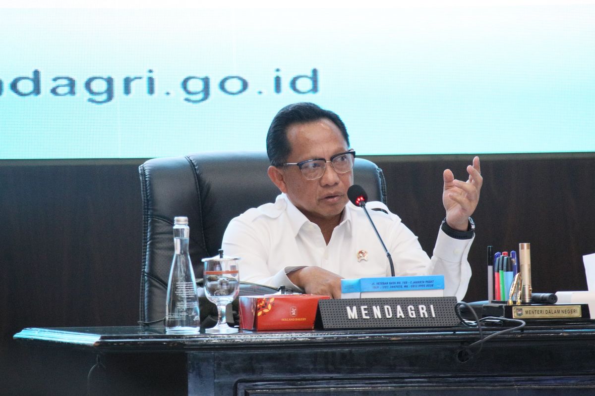 Menteri Dalam Negeri (Mendagri) Muhammad Tito Karnavian dalam Rapat bersama Komite Eksekutif Percepatan Pembangunan Otsus Papua dengan para gubernur dan bupati/wali kota se-Papua di Gedung Sasana Bhakti Praja (SBP), Kantor Pusat Kementerian Dalam Negeri (Kemendagri), Jakarta, Senin (15/12/2025).