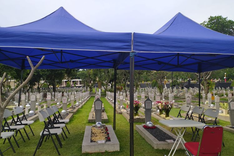 Suasana sekitar makam istri dari Presiden ke-6 RI Susilo Bambang Yudhoyono, Kristiani Herrawati Yudhoyono atau yang akrab disapa Ibu Ani Yudhoyono di TMP Kalibata, Jakarta, Selasa (3/5/2022).