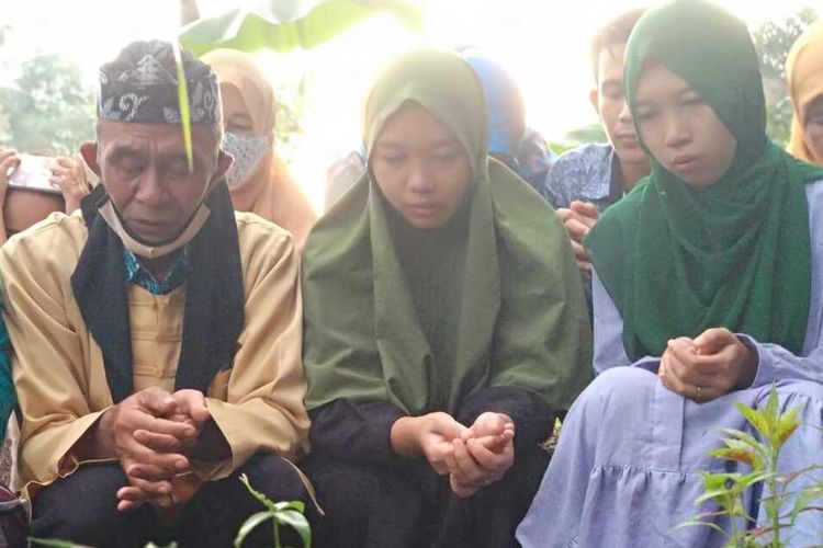 Trena-Treni, accompanied by her biological father Enceng Dedi (59) and other siblings, are on a pilgrimage to the grave of her biological mother Enok Rohaenah, not far from her extended family's home in Indihiang district, Tasikmalaya city, on Thursday (10/22/2020).