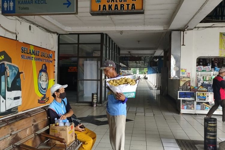 Pedagang asongan menunggu kedatangan bus dari arah Jakarta di Terminal Bus Kota Tegal, Rabu (14/4/2021)