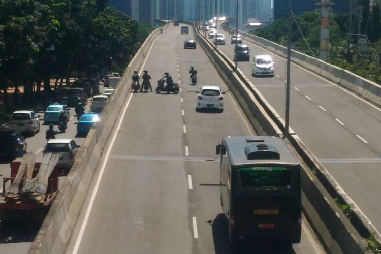 Pengendara motor masih nekad melintas di JLNT Casablanca dan memutarbalikkan kendaraannya ketika melihat anggota polantas yang berjaga, Kamis (15/3/2018).