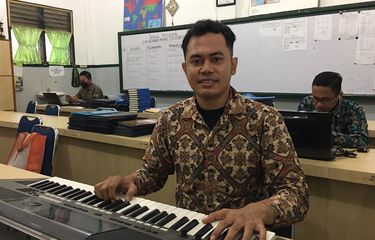Cerita Tri Adinata, Guru yang Viral karena Musik, Sempat Dicemooh ...