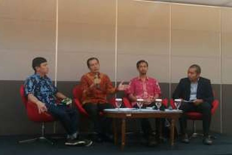 Dosen Fakultas Hukum Unika Atmajaya Surya Tjandra, Wakil Ketua KPK Alexander Marwata dan Aktivis Antikorupsi Luky Djani (paling kiri ke kanan) dalam acara diskusi di Kampus Universitas atmajaya, Jakarta, Senim (7/3/2016)