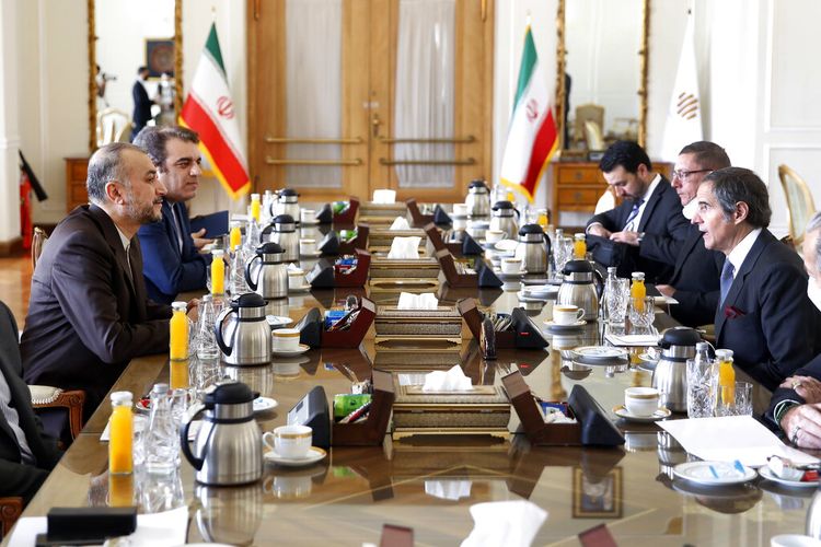 Organisasi Energi Atom Internasional, IAEA, Direktur Jenderal Rafael Mariano Grossi, kanan, berbicara dengan Menteri Luar Negeri Iran Hossein Amirabdollahian, kiri, selama pertemuan mereka di Teheran, Sabtu, 5 Maret 2022. 