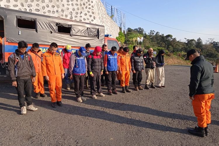 Tim SAR Gabungan melakukan pencarian dua pendaki asal Jambi yang hilang di Gunung Dempo kota Pagaralam, Sumatera Selatan, Rabu (23/10/2019).