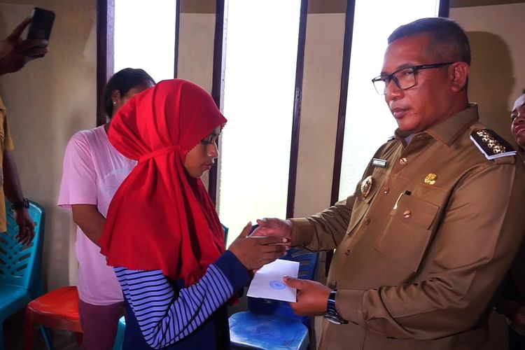 Pj Walikota Sorong Menyerahkan Santunan kepada Ibu Korban Bayi yang Meninggal Terendam Banjir