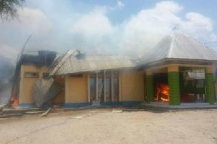 Kantor Komisi Pemilihan Umum Kabupaten Timor Tengah Utara, Nusa Tenggara Timur yang ludes terbakar
