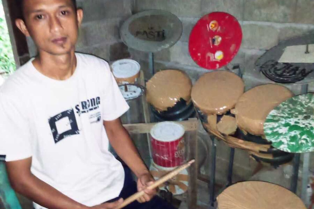 Deden Pramana and his drums.