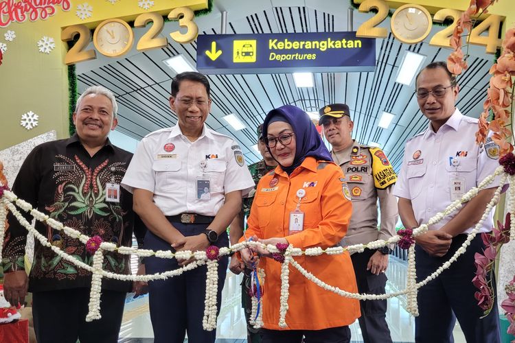 Komisaris PT KAI (Persero) Diah Natalisa meresmikan skybridge dan bangunan baru di Stasiun Purwokerto, Kabupaten Banyumas, Jawa Tengah, Rabu (27/12/2023).