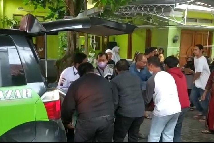 Jenazah korban kecelakaan maut Balikpapan tiba di rumah duka Kelurahan Gunung Simping, Kabupaten Cilacap, Sabtu (22/1/2022) pagi.