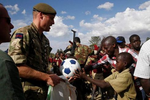 Di Kenya, Pangeran William Temui Pasukan Inggris dan Bermain Sepak Bola