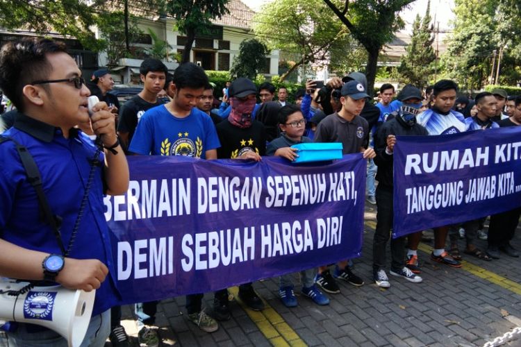 Puluhan Bobotoh saat berdemo di kantor Persib, Jalan Sulanjana, Sabtu (10/6/2017) 