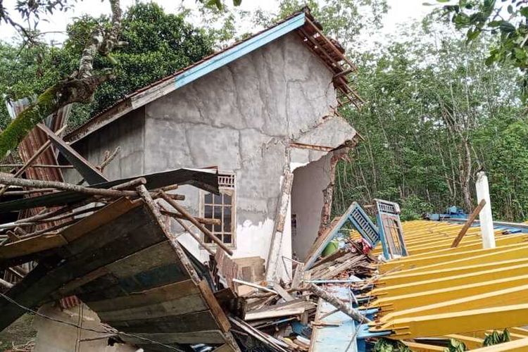 Kondisi salah satu rumah warga di Desa Panang Jaya, Kecamatan Gunung Megang, Kabupaten Muara Enim, Sumatera Selatan mengalami rusak parah setelah tertimpa girder pembangunan flyover bantaian, Jumat (8/3/2024).