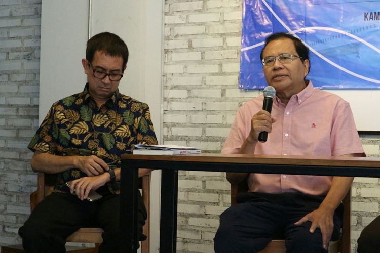 Mantan Menteri Koordinator Bidang Kemaritiman Rizal Ramli (kanan) Bersama dengan Pengamat Kebijakan Publik Agus Pambagio (kiri) dalam Sebuah Diskusi di Jakarta, Kamis (15/6/2017).